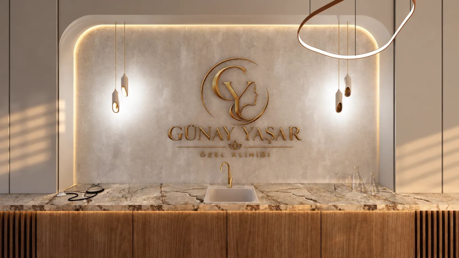 Muayene odasında aydınlatmalı mermer panel üzerinde Günay Yaşar logosu